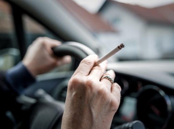 usuwanie zapachów w aucie